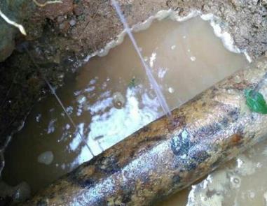 邱县楼顶渗水维修公司分享下地暖漏水的原因及检测方法。